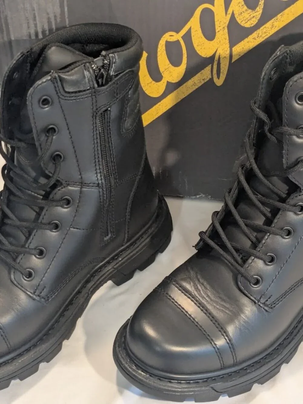 LIKE NEW Men's SIZE 7 WIDE - 8